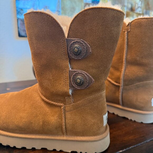 Short Ugg Boots size 8 - Picture 3 of 8